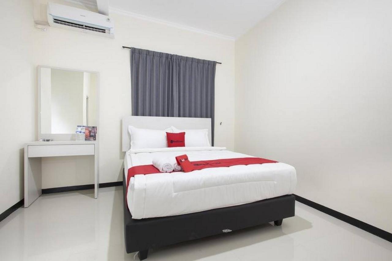 RedDoorz @ Genteng Surabaya Exterior foto