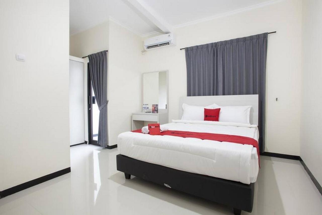 RedDoorz @ Genteng Surabaya Exterior foto